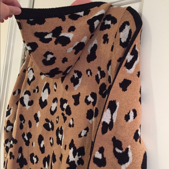 Chico’s Women’s 1 leopard snap front sweater coat - Picture 5 of 8